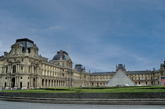 Versailleský ředitel Leribault novým šéfem Louvru: Co to znamená?